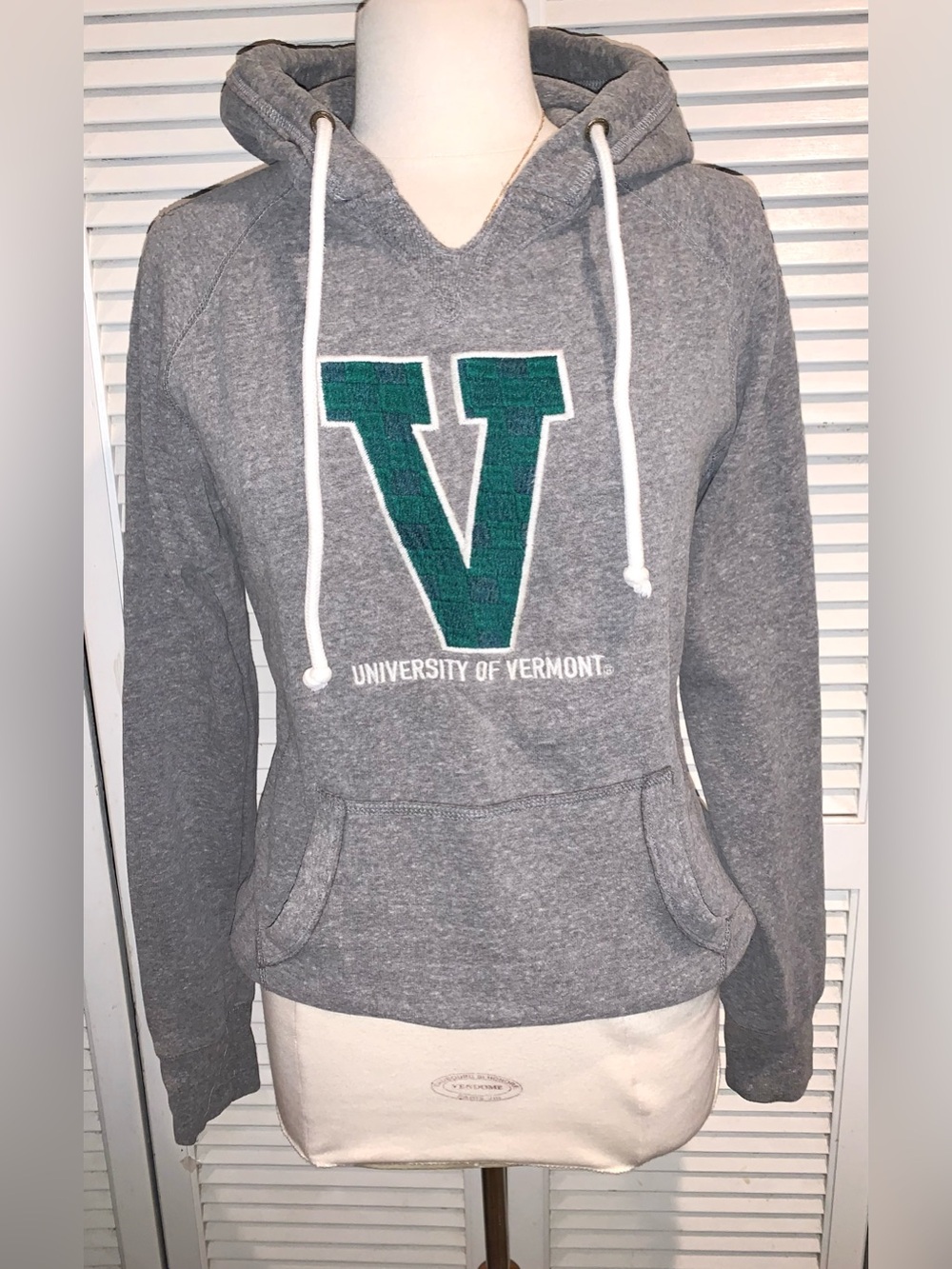 University of Vermont Pull over gray/green hoodie women’s thumb holes Medium